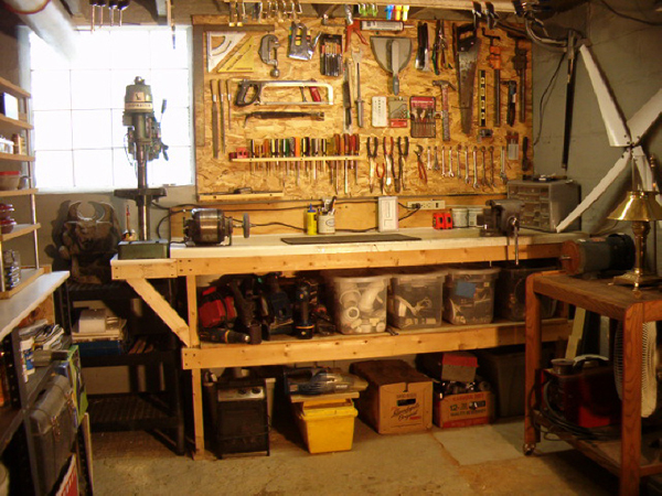 What a fine looking workshop to work in. A woodworker could really 